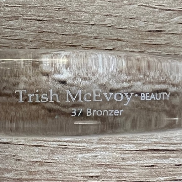 Trish McEvoy
Brush 37 Bronzer
~NEW~ - Picture 4 of 12